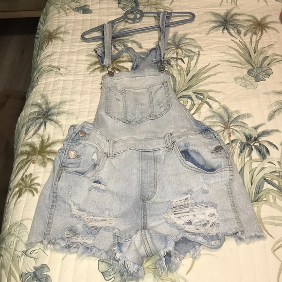 Tilly's Pants - light wash denim shorts overalls